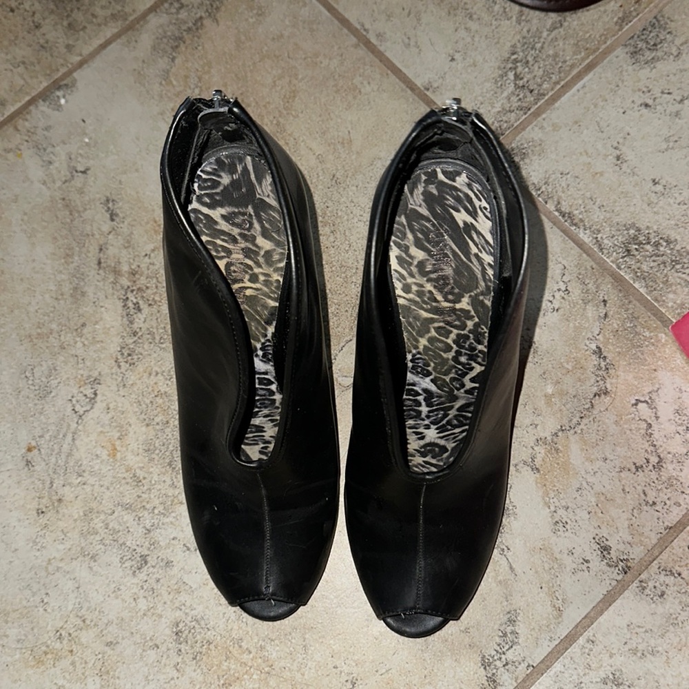 Used Black Cosmopolitan Heels, Size 9